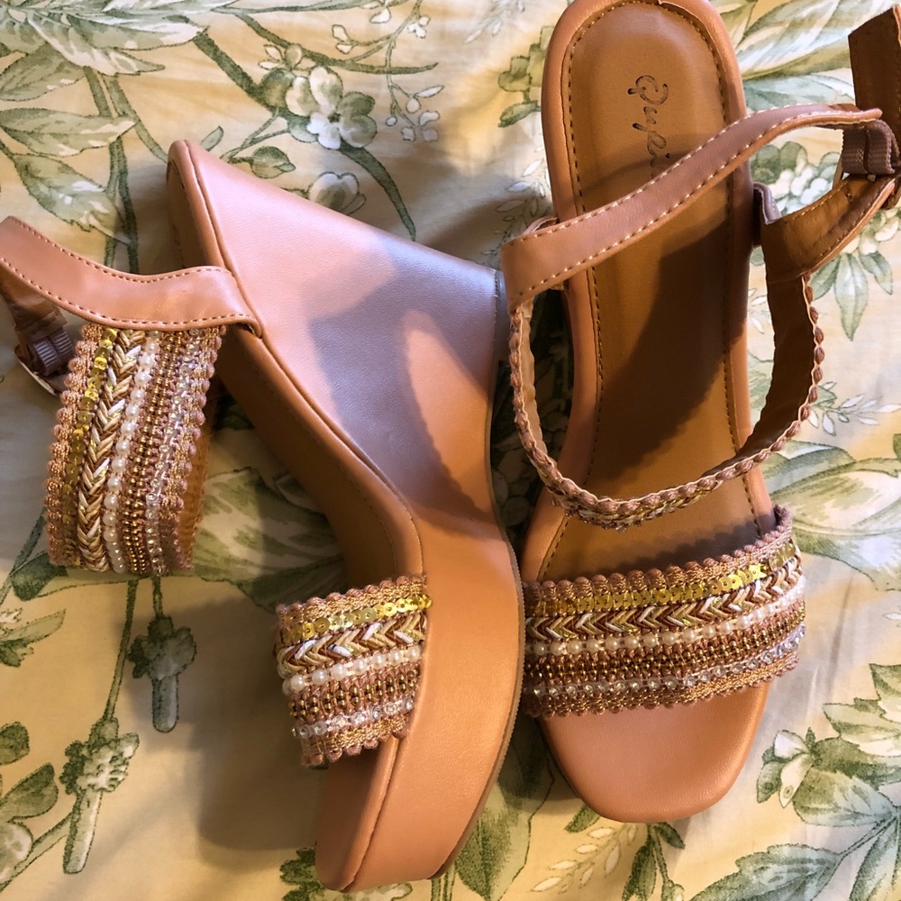 New Size 8 Qupid Wedges